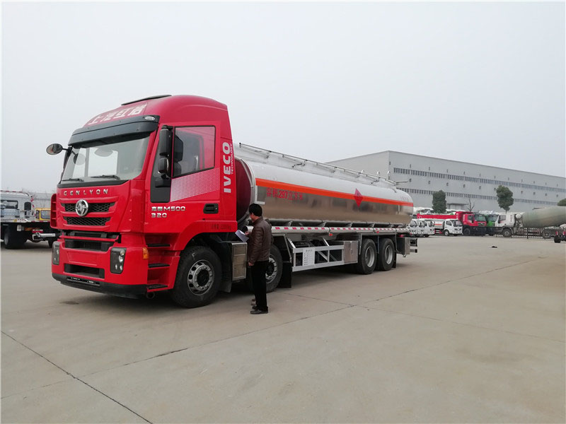 上汽紅巖29.7方前四后八鋁合金運油車，20噸運油車